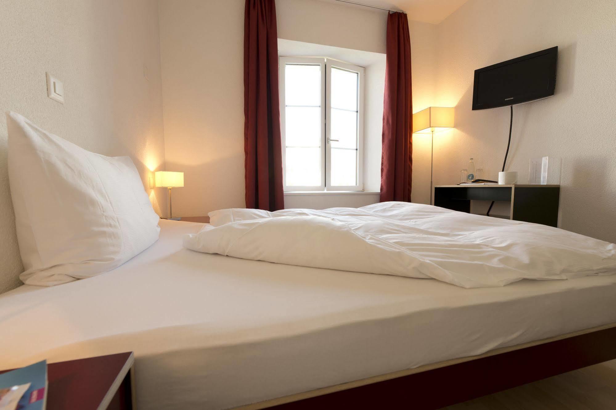 Baeren Self Check-In Hotel Solothurn Bagian luar foto